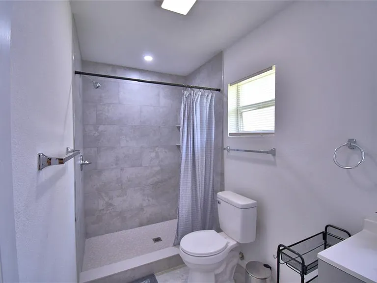 2405 Roslyn Ln #C — Photo 16