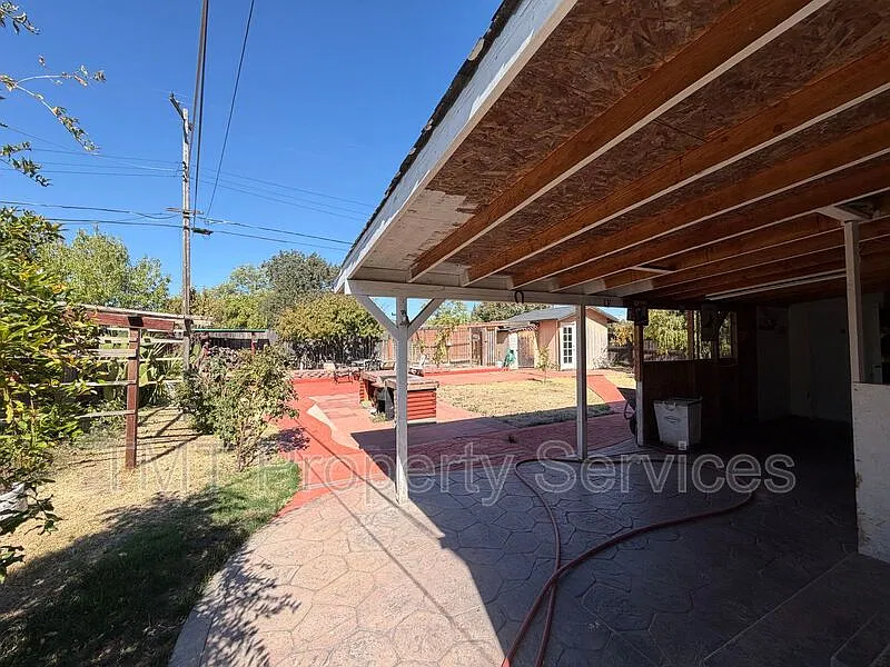 3 bed, 2.0 bath, 1090 sqft, $2,650 — Photo 3