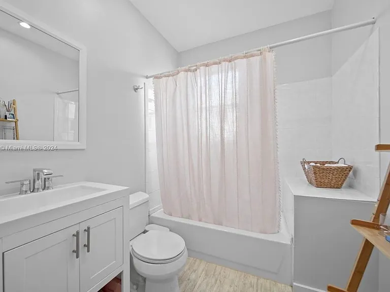 747 Michigan Ave #301 — Photo 4