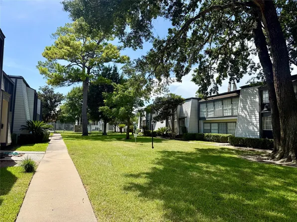 10183 Beekman Place Dr, Houston, TX 77043