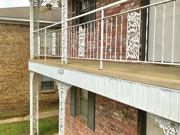5828 Valley Dr — Photo 1