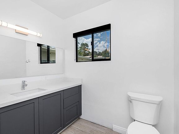 3rd image of 2033 N Beachwood Dr #9f2ecb25e