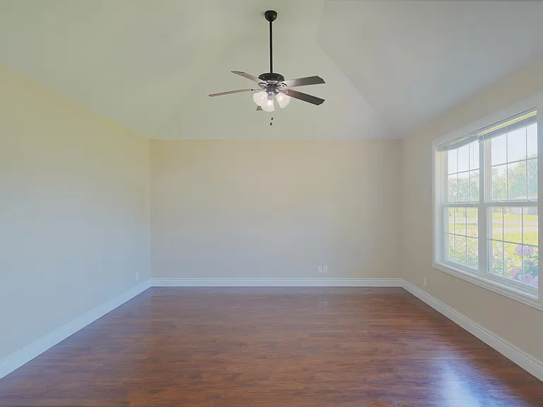 593 W Fountain Rd — Photo 2