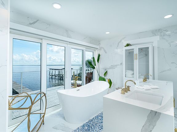 5th image of 353 Bay Circle Dr