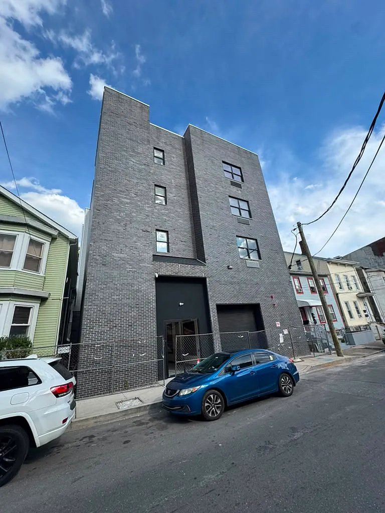 4 bed, $2,545 — Photo 1