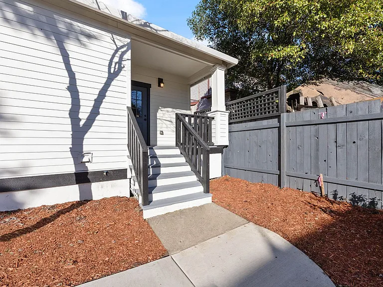 216 NE Tillamook St #A — Photo 47