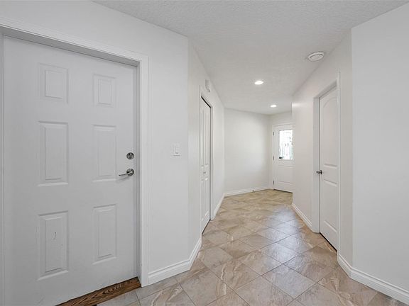 4th image of 2663 Kia Cres