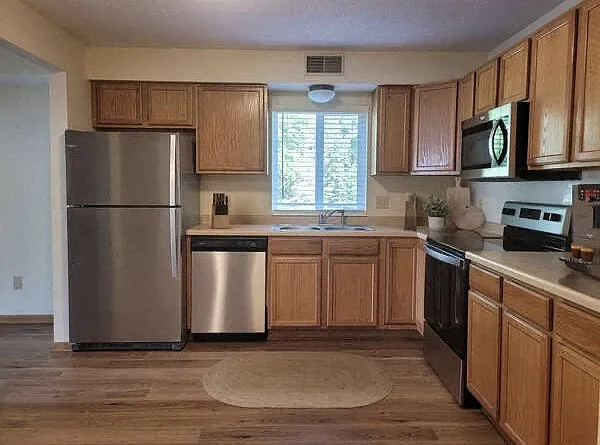 Lakewood Place Apartments — Photo 13