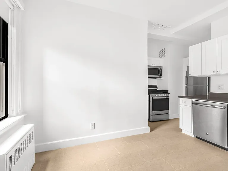 12 E 86th St #703 — Photo 7