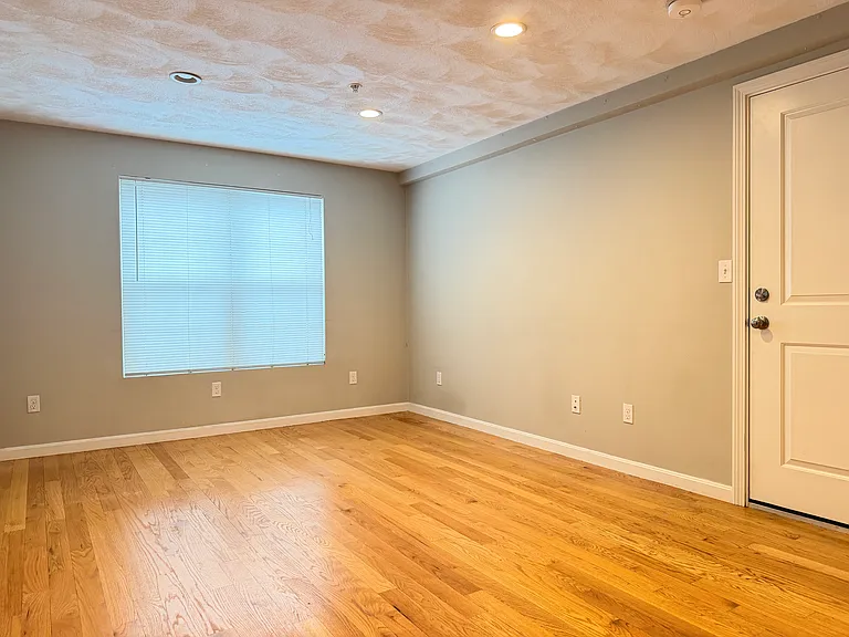 182 London St #2 — Photo 3