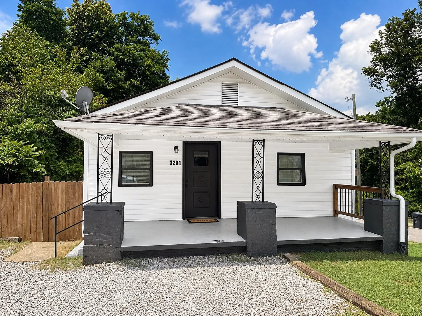 3 bed, 1000 sqft, $1,875 — Photo 1