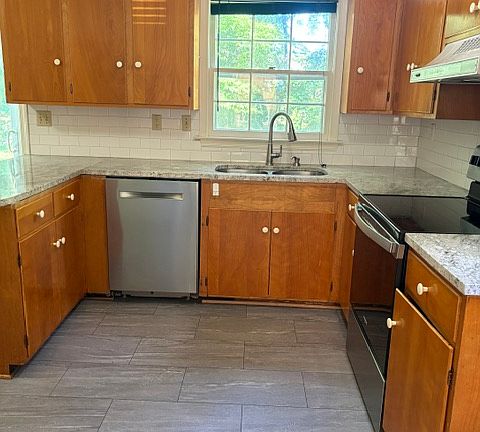 3rd image of 310 Azalea Dr #B