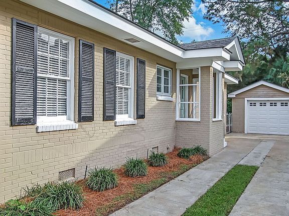 Drive way with garage!