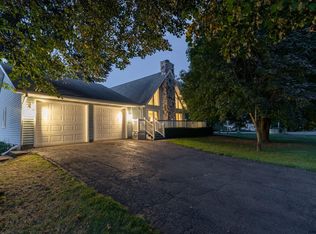1 Roslyn Dr, Ballston Lake, NY 12019