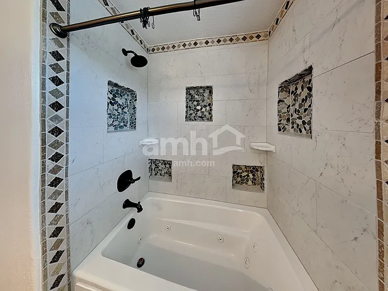 1027 E 16th St — Photo 15