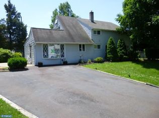 8 Grasspond Rd, Levittown, PA 19057