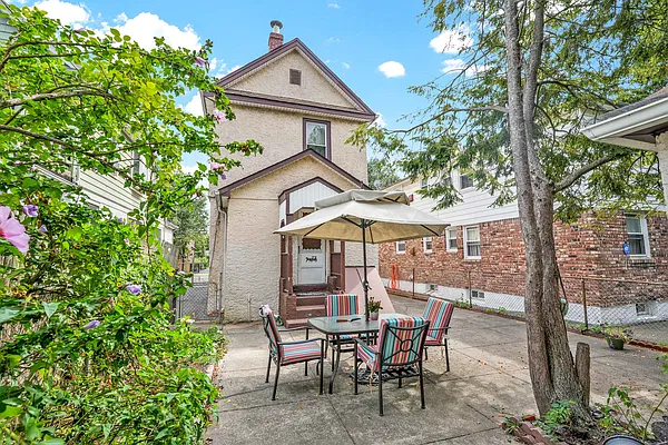 Sold by Mitra Hakimi Realty Group, LLC | media 31