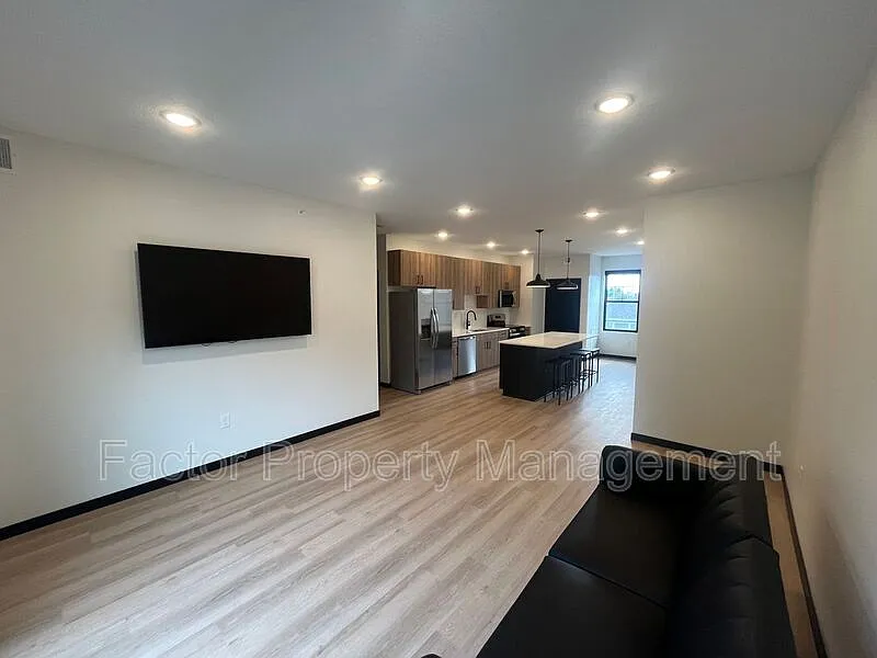 4 bed, 2.0 bath, 1358 sqft, $2,716 — Photo 3