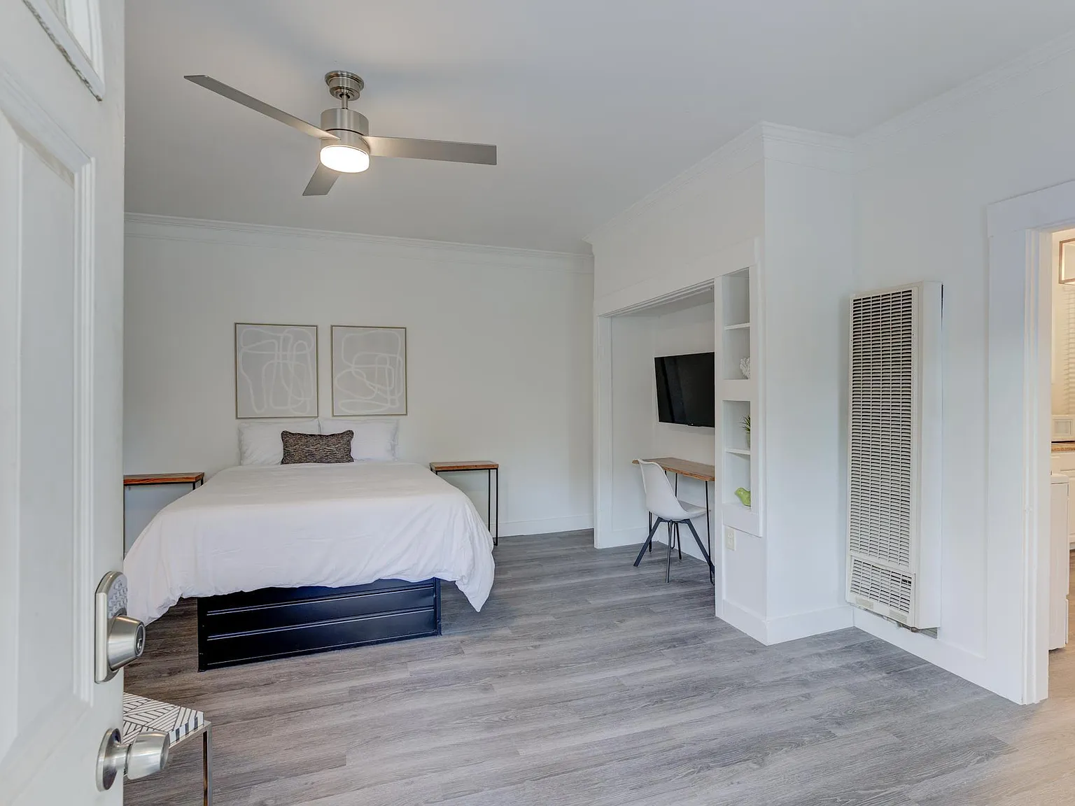 Studio, 876 sqft, $980 — Photo 3
