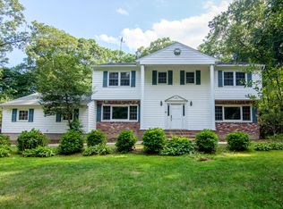 165 Hunters Dr, Muttontown, NY 11791