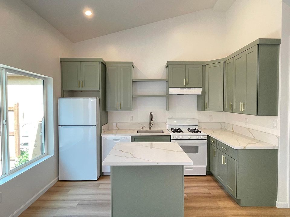Full kitchen with island
14' high ceilings
Large windows