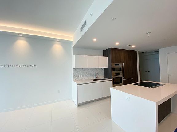 4th image of 851 NE 1st Ave #3405