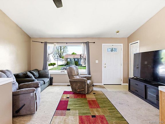 4th image of 685 Heather Ln