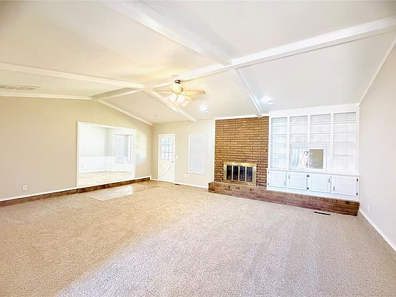 5th image of 121 W Vail Dr
