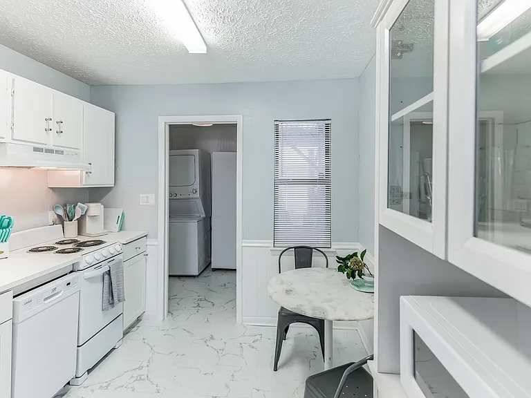 216 Rose Ln #D — Photo 6