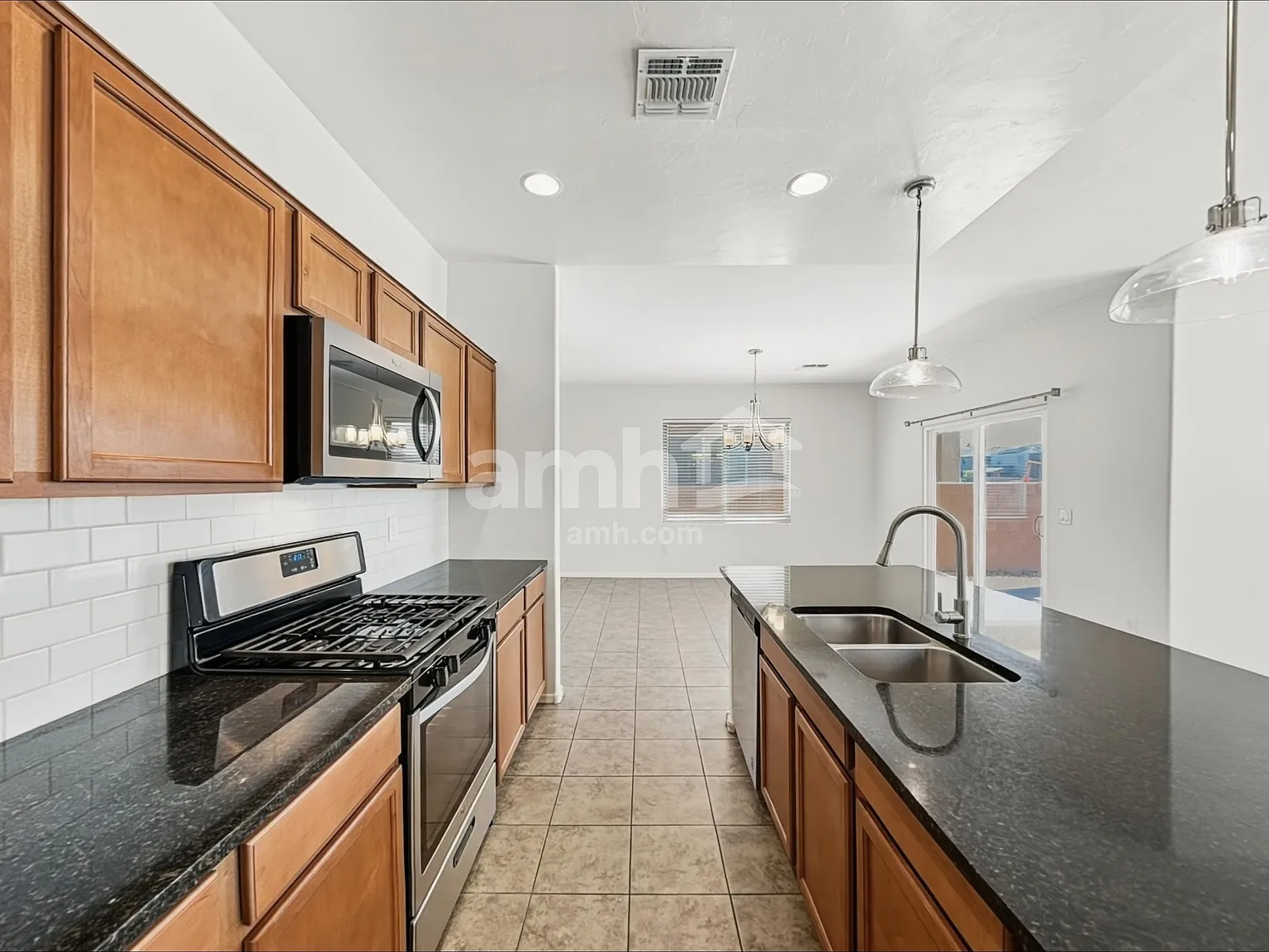 4 bed, 2.5 bath, 2343 sqft, $2,240 — Photo 4