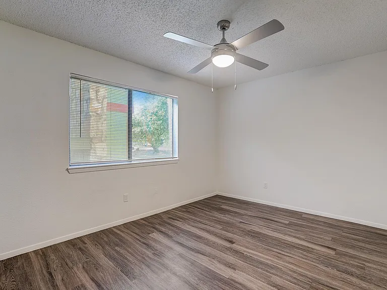 The Oaks Apartments — Photo 37