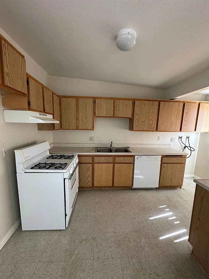 Cute 2 Bed 1 Bath — Photo 4