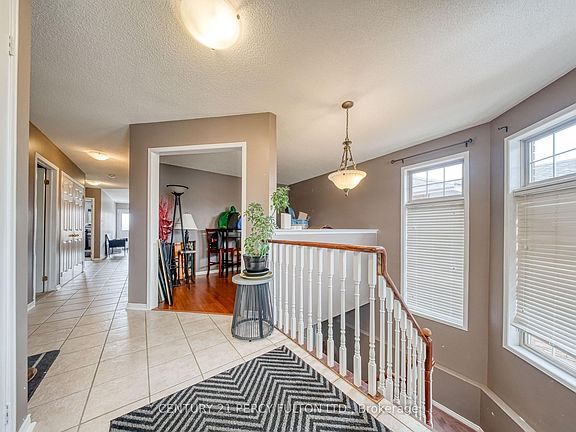 4th image of 25 Crompton Dr
