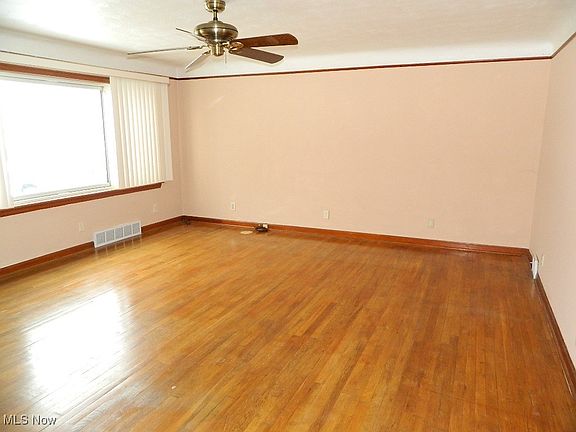 4th image of 33158 Willowick Dr