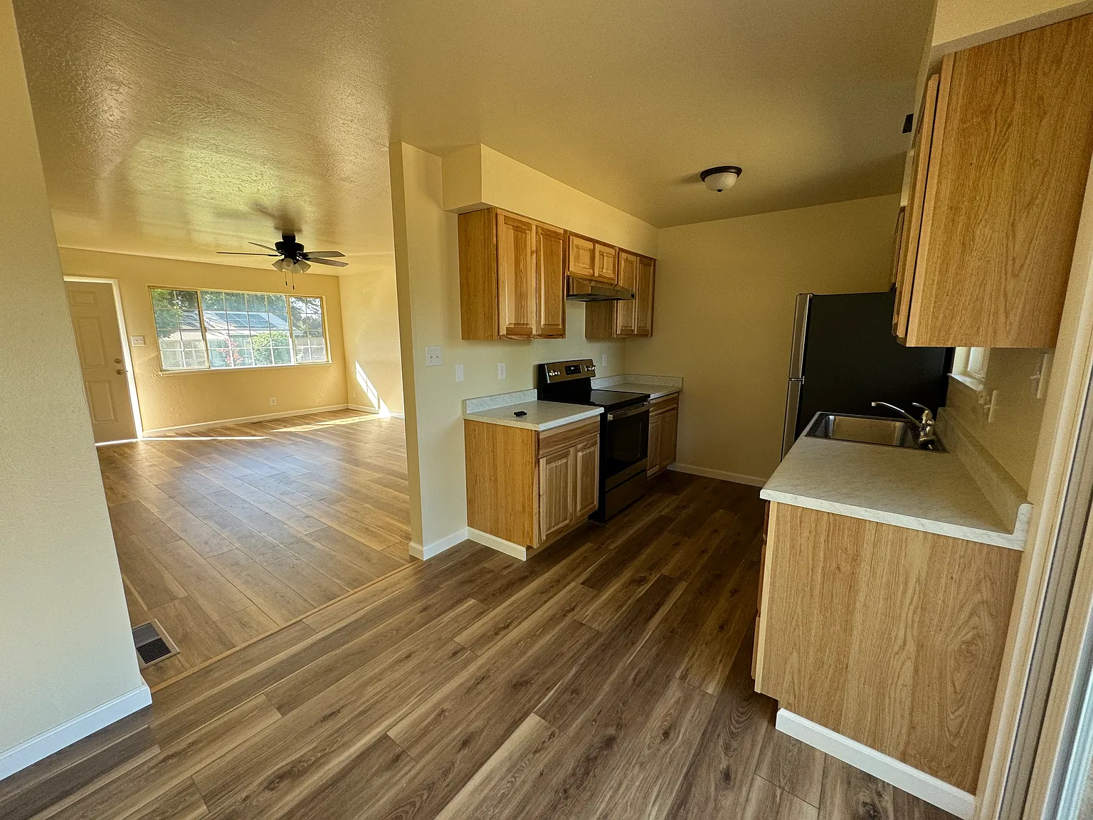 2 bed, 1000 sqft, $1,100 — Photo 3