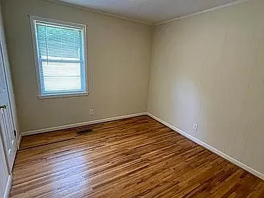 404 Ingram Ave W — Photo 3