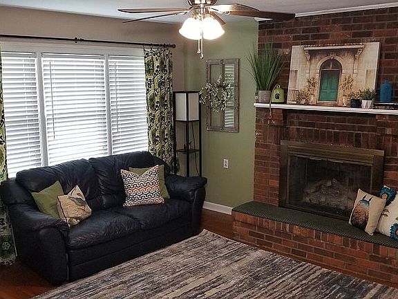 2nd image of 3601 Hawthorne Dr