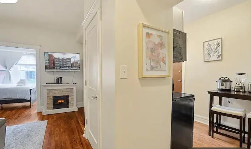 6136 Delmar Blvd — Photo 2