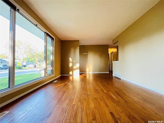 5th image of 169 Birchwood Cres