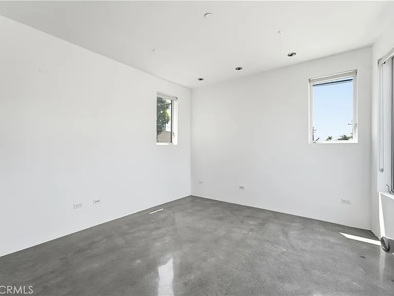404 Grand Blvd — Photo 32