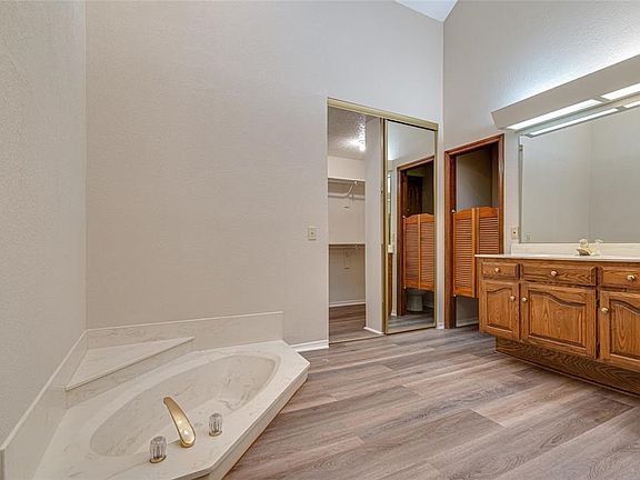 4th image of 2113 High Country Dr