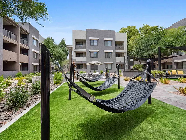 Zone Westgate, Glendale, AZ, Courtyard