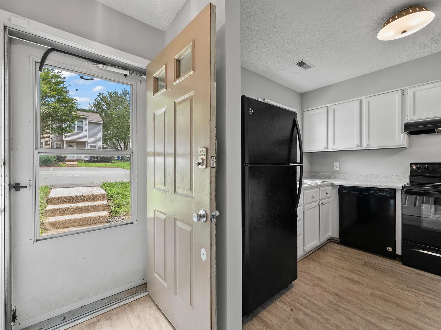 2 bed, 2.5 bath, 1290 sqft, $1,495 — Photo 2