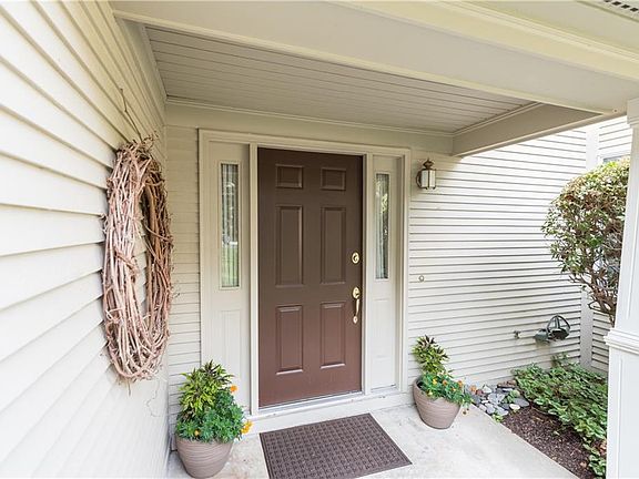 4th image of 20 Trellis Dr