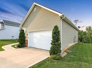 2559 Pine Cone Ln, Warsaw, IN 46582