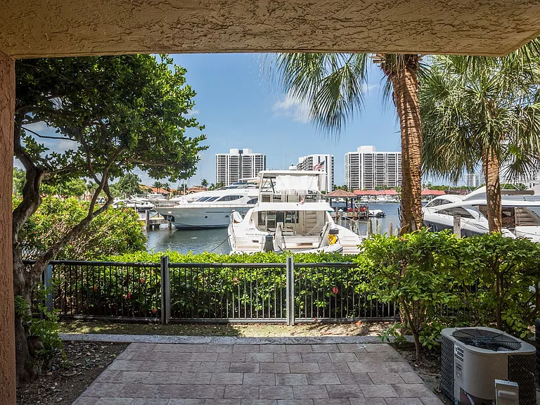 Apartments located in Aventura with direct marina access