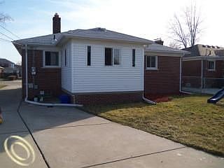 3rd image of 20867 Revere St