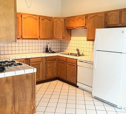 5th image of 313 E 17th Pl APT H