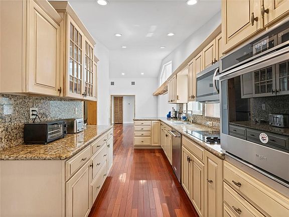 5th image of 2570 NE 200th Street