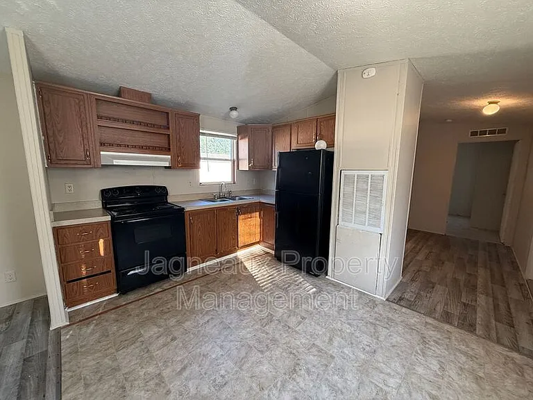 2210 Center St — Photo 4